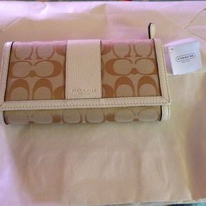 AV/light khaki/parchment wallet. New.