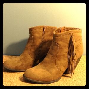 SOLD Adorable tassel boots!!