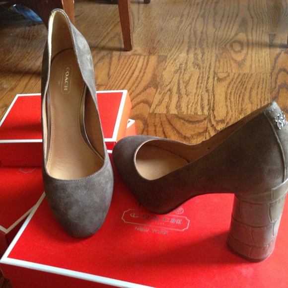 Coach Size 7 Grey Pumps