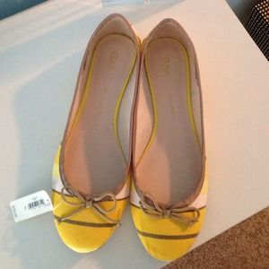 Yellow/Tan/White print canvas Gap flats