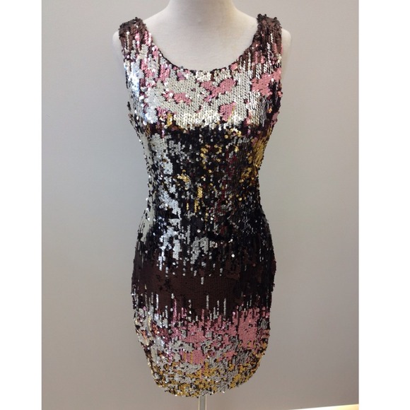 Dresses & Skirts - 💃HOST PICK💃 Sequin holiday party dress
