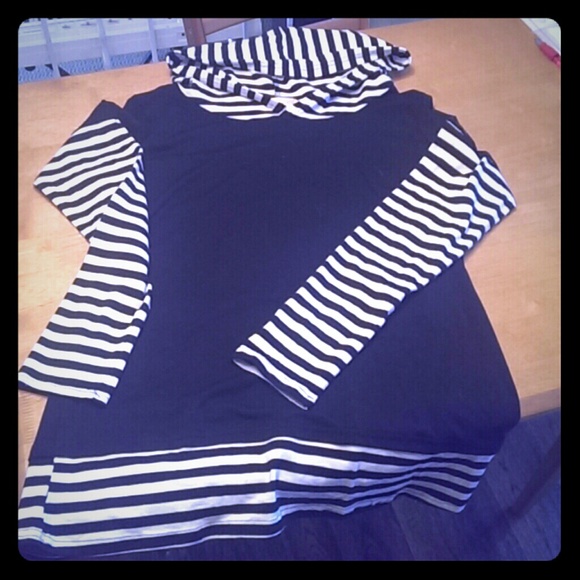 Fun longsleeved black & striped tunic with hood
