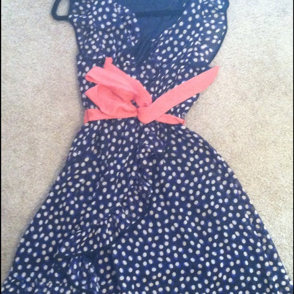 H&M Dresses & Skirts - Cute polka dot dress.