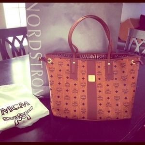 LOOKING FOR THE MCM LIZ REVERSIBLE. 💖😍😋