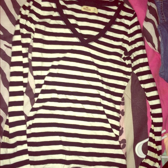 Flattering hollister striped Vneck