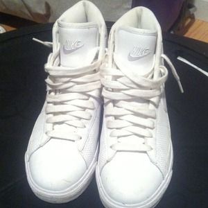 High top Nike sneakers 5.5 boys