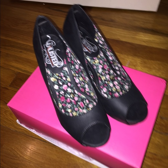 UNLISTED BLACK WEDGES - Picture 2 of 4