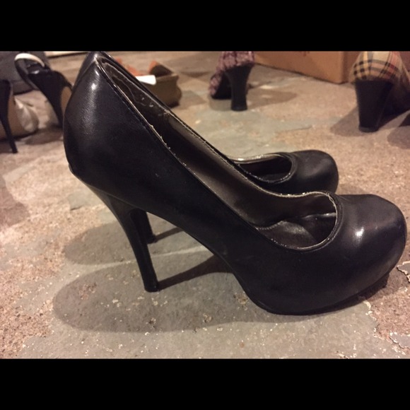 Black forever 21 round toe heels