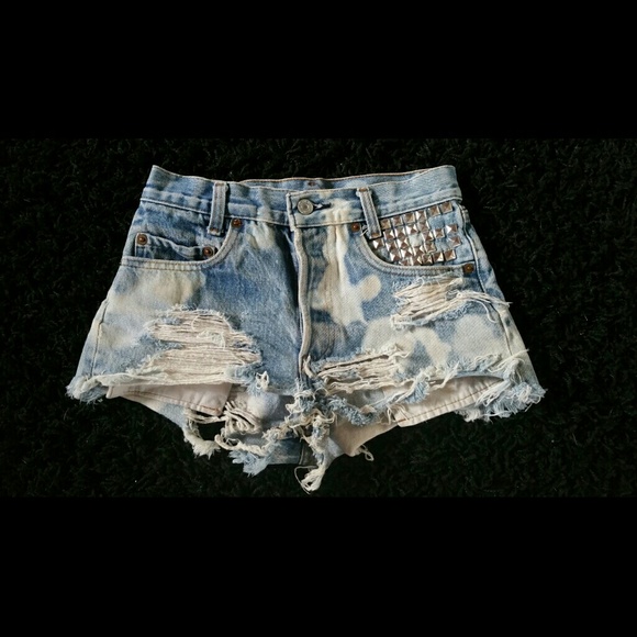 Distressed Levi short shorts