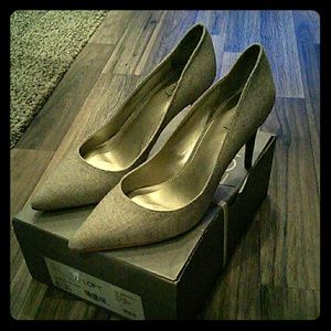 Linen pointed toe pumps