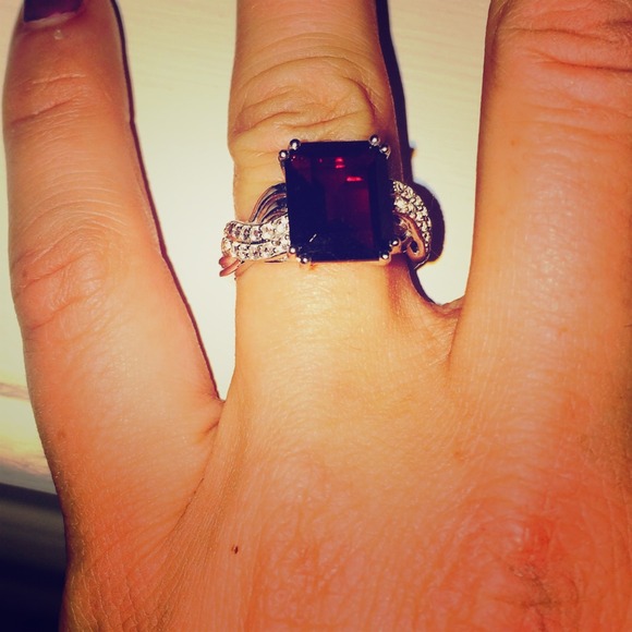 White gold Garnet ring with diamonds on each side