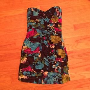 FRIDAY FLASH Floral dress with sweetheart neckline