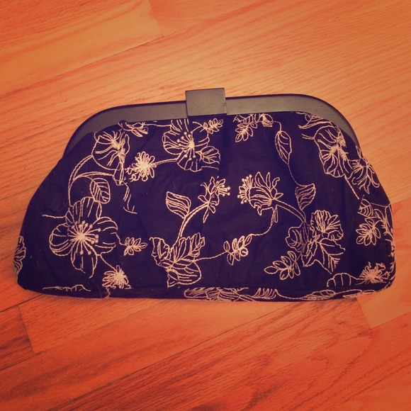 FRIDAY FLASH! Oversized floral clutch - Picture 1 of 3