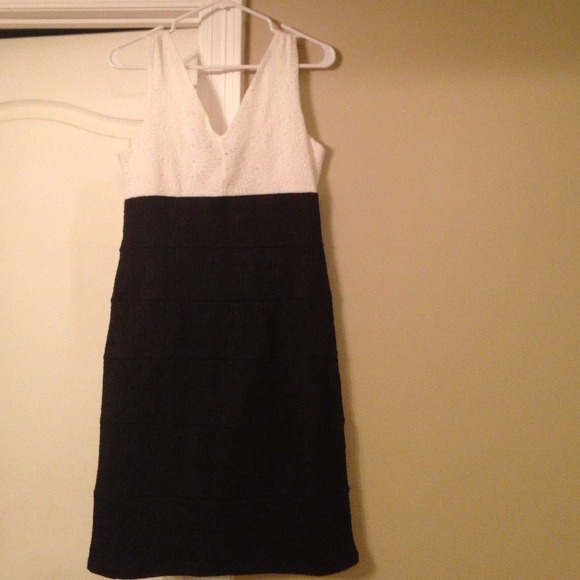 Black and white lace form-fitting dress - Picture 2 of 4