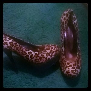 Leopard print pumps heels