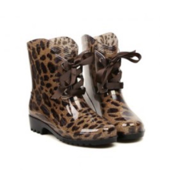 Leopard print rain boot