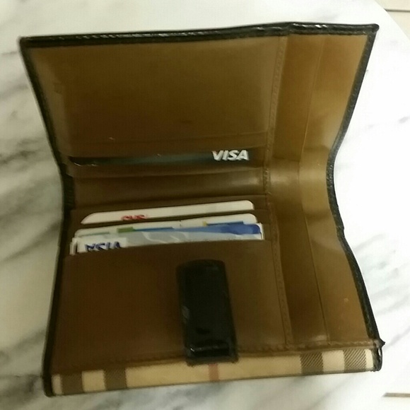 🎉HOST PICK! Authentic Burberry Wallet - Picture 3 of 4