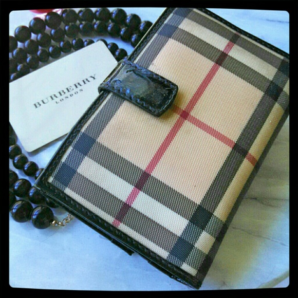 🎉HOST PICK! Authentic Burberry Wallet - Picture 2 of 4