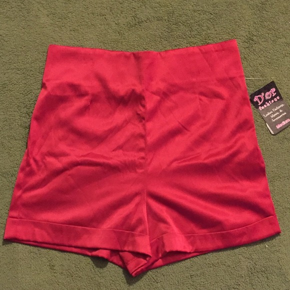 ❌SOLD❌Satin red high waisted shorts - Picture 2 of 2