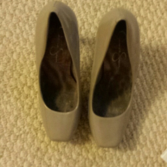 Jessica Simpson gray patent leather pumps