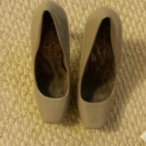 Jessica Simpson gray patent leather pumps