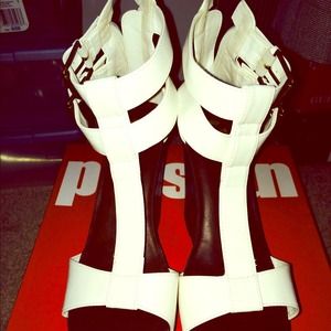 Guess White Gladiators. Excellent Condition.