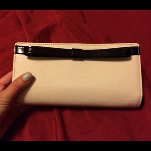 *Brand New* Kate Spade wallet in fresh cream! 🎀