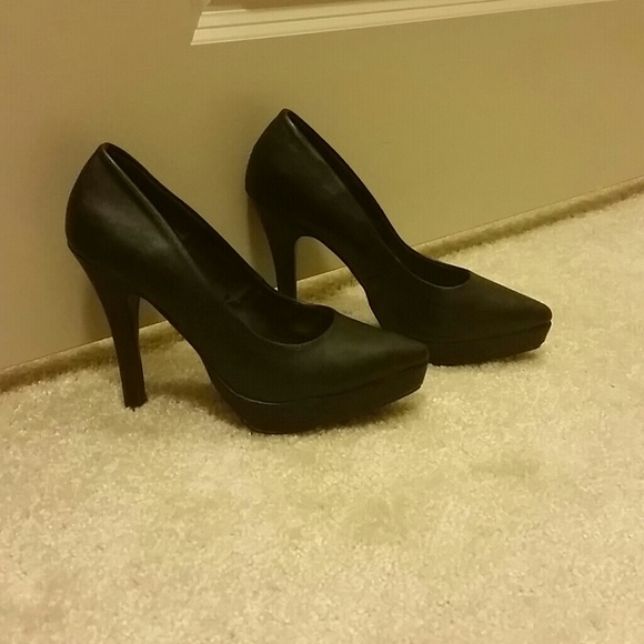 Black h&m pumps