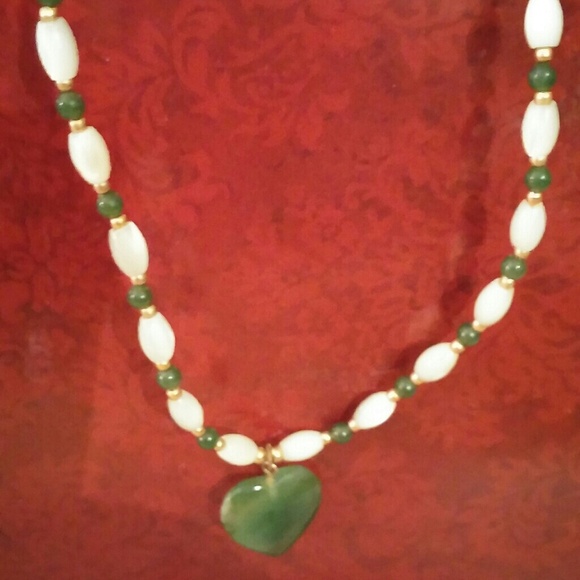 GORGEOUS CULTURED FRESHWATER PEARLS W/ GREEN JADE - Picture 2 of 3