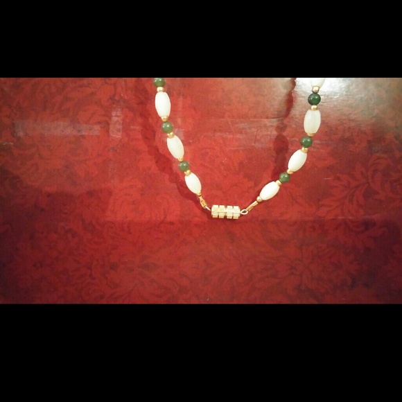 GORGEOUS CULTURED FRESHWATER PEARLS W/ GREEN JADE - Picture 3 of 3