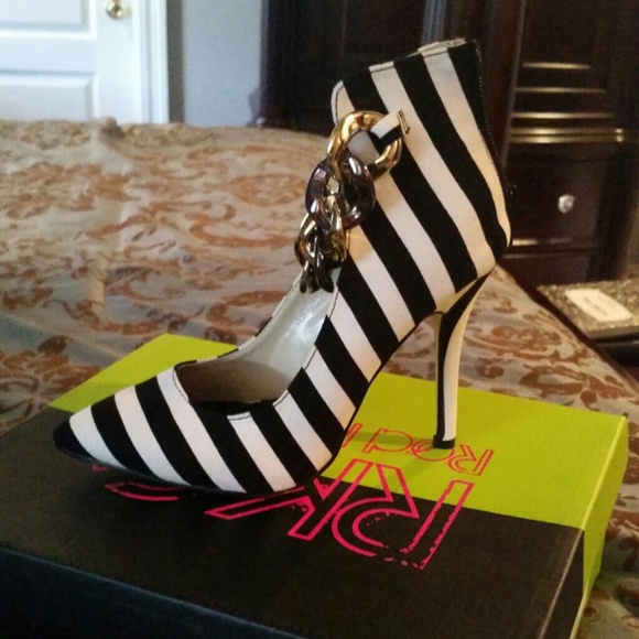 Shoes - 🔴SOLD IN BUNDLE🔴Gorgeous Black & White pumps