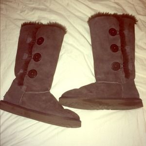 Chocolate Bailey Button Triplet Uggs