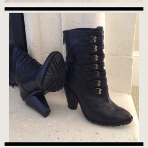 B. Makowsky Collin Ankle Boots Black