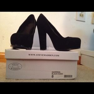 Black suede Steve Madden "Sarrina" Platform Pump.