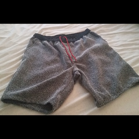 Men's Tropicalia Shorts - Size Medium