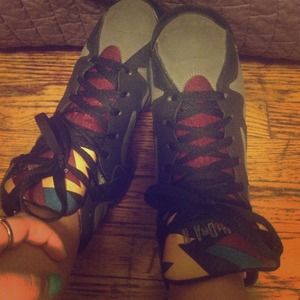 Jordans 👐 burgandy grey and black! Good condition