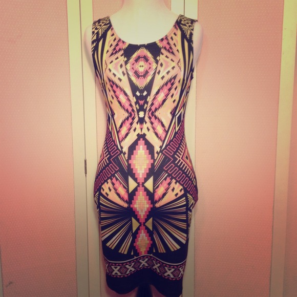 Colorful Print Bodycon Dress. - Picture 2 of 4