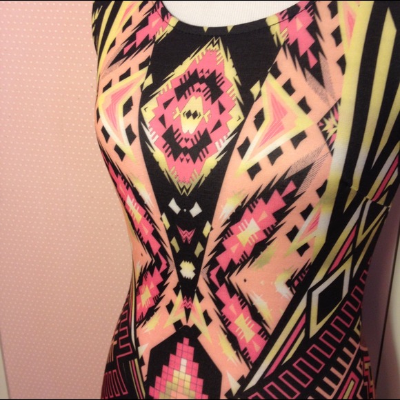 Colorful Print Bodycon Dress. - Picture 3 of 4