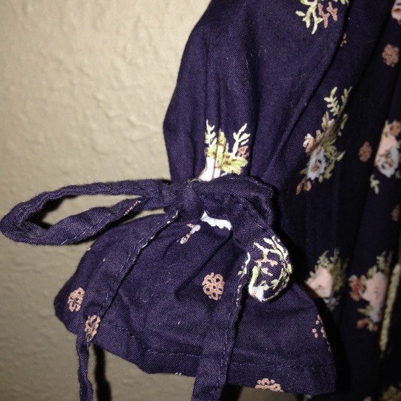 Cute dress by Kimchi & Blue. XS - Picture 3 of 4