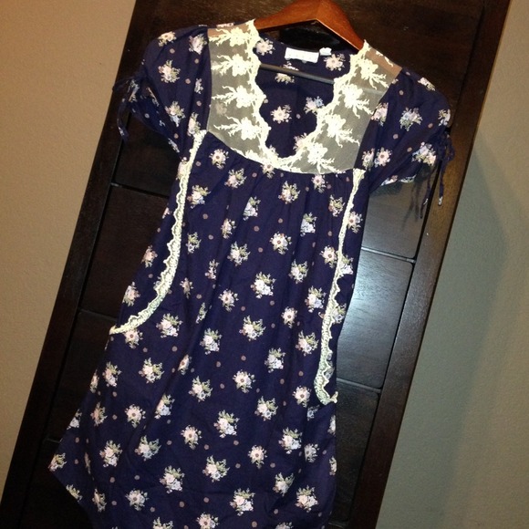 Cute dress by Kimchi & Blue. XS - Picture 4 of 4
