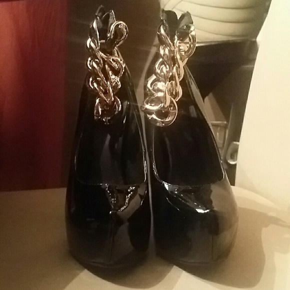 Black pumps with gold anklets.