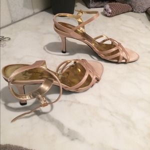 Champagne colored Jacqueline Ferrar heels size 7