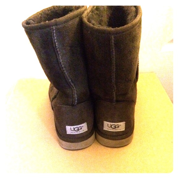 Size 9 Brown Ugg in Short Style