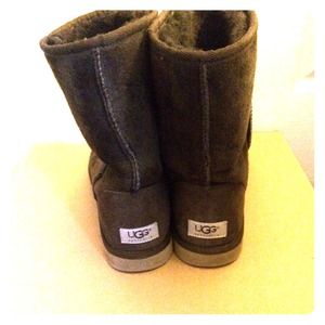 Size 9 Brown Ugg in Short Style