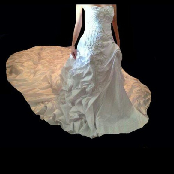 Beautiful White or Ivory Wedding Gown Taffeta - Picture 3 of 4