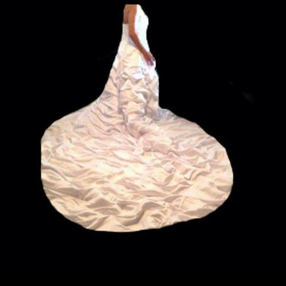 Beautiful White or Ivory Wedding Gown Taffeta - Picture 4 of 4