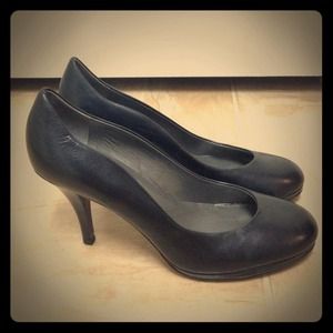 Black Tahari pumps