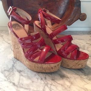 Pour la Victoire platform sandals!
