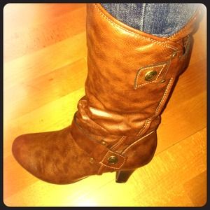 Slouchy heeled boots