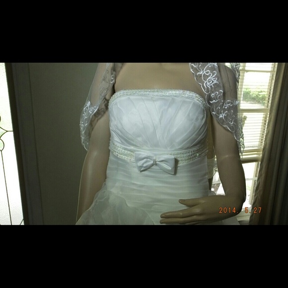Beautiful lite ivory bridal gown - Picture 2 of 4